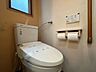 トイレ：明るく、清潔感のあるトイレです。災害時でも安心のタンク付きトイレを採用しました。ペーパーホルダーが2つあるのも嬉しいポイントですね♪