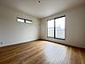 洋室：【8帖洋室】大きな窓からたっぷりの日差しが入り、明るいお部屋になっています。