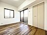 洋室：大きな窓からたっぷりの日差しが入り、明るいお部屋になっています。