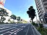 外観：車の出し入れもしやすく、また配達などの車が停まっていても通行出来る道幅となっています。