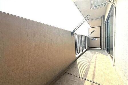 ※実際の写真から生活用品を消すCG加工をしています。大型バルコニー付きでお洗濯もらくらく。