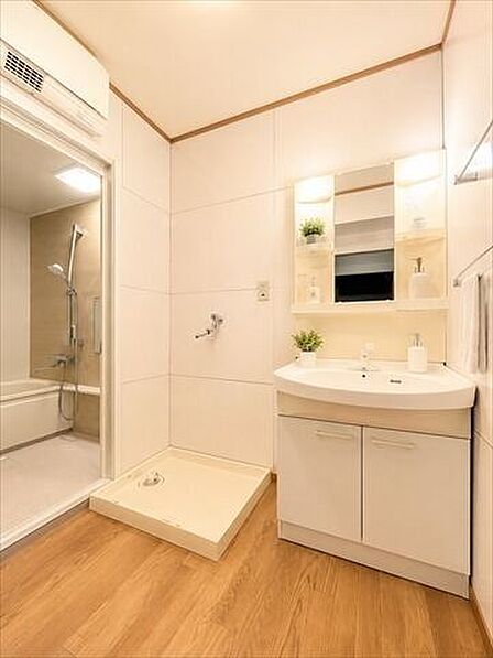 洗濯機のまわりにラックを設置してもいいですね。洗濯用洗剤や柔軟剤、洗濯カゴなど、洗濯にまつわるグッズを置くことで家事がスムーズにできそうです。