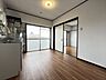 リビング/ダイニング：西側には4.5帖の居室が隣接しており、居間や客間としてもお使いいただけます。
