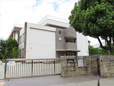 【名古屋市立東港中学校】「認め合う心と豊かな表現力の育成」を通して「心に響き、力が実る」生徒の育成を目指す。保護者と一緒に清掃活動を行ったり老人クラブを訪問するなど地域と連携した活動を行っている…
