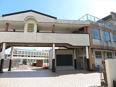 名古屋市立日比野中学校平成29年度より総合的な学習の時間では3年間のキャリア教育を通して、自己実現に向け主体的・協働的に課題解決に努力する生徒の育成を目指しています。 710m