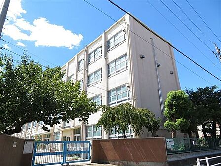 名古屋市立明徳小学校【名古屋市立明徳小学校】校訓:「強く 正しく 明るく」 ジャガイモやツルレイシ、オクラやホウセンカを育てることで収穫の喜びを味わっています。また6年生は障碍児学級との交流を行っ…