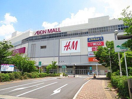 イオン熱田店 金山総合駅南口から平日は1時間に最大4回、土日祝日は、最大6回シャトルバスが出ているので電車で来ても大丈夫。【営業時間】9:00〜23:00(イオンモール専門店街) 1800m