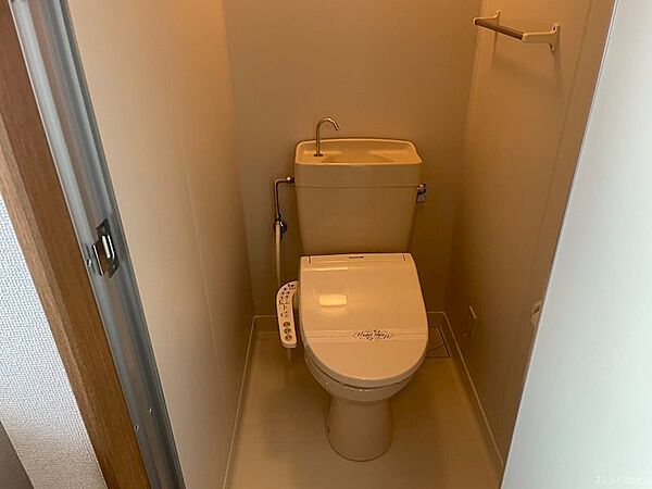 画像3:清潔感のあるトイレは温水洗浄便座ついてます。