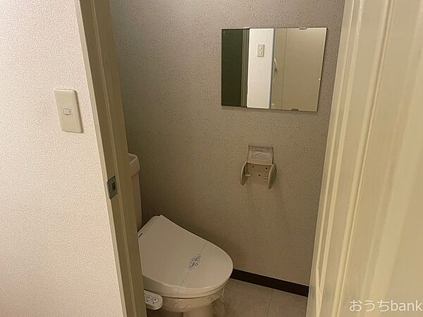 画像13:温水洗浄機能の付いたトイレです