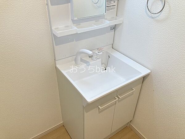 画像10:便利なシャワー付きの独立洗面化粧台です
