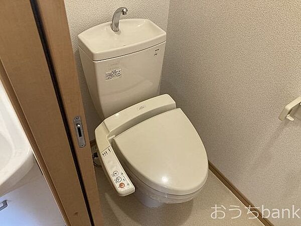 清潔感のある洋式トイレは温水洗浄便座がついてます。