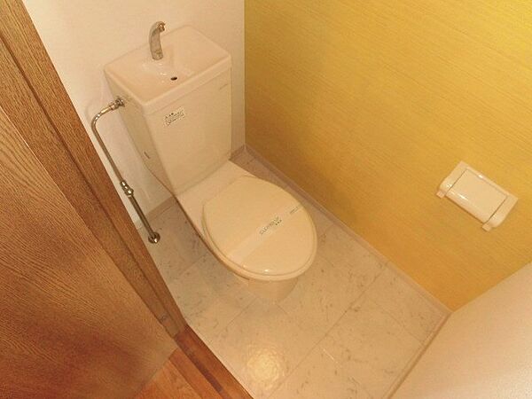 画像10:清潔感のあるトイレです。アクセントクロスも印象的です