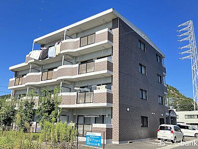 外観：重量感のあるマンションです。