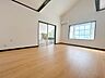 リビング/ダイニング：【リフォーム中】リビングの写真です。床材の重ね張り、クロスの張替、照明器具の交換を行います。吹き抜けのあるリビングです。
