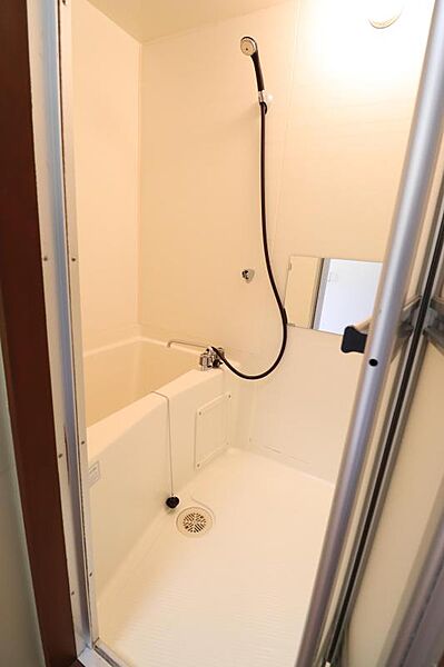 画像5:鏡付のシンプルな浴室