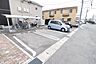エントランス：駐車場と屋根付き駐輪場
