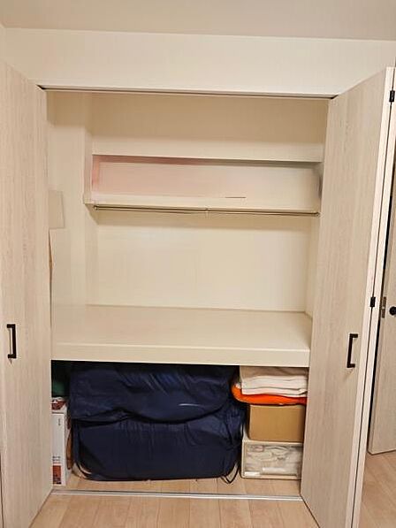 南側洋室5.0帖のクローゼット。横幅・高さともにゆとりがあり、衣類や荷物をしっかり収納できる収納力があります。