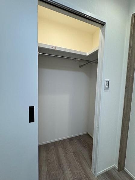 広々としたウォークインクローゼット!衣類や荷物もしっかり収納できます。