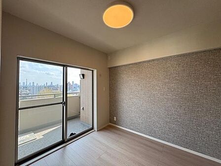 南側洋室は陽当り良好です。天井高約2.5mで空間広さもあります