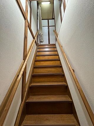 階段の両側に手...