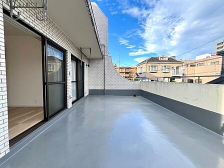 ペットのお散歩や喫茶タイムなど多目的に利用可能なテラススペースです