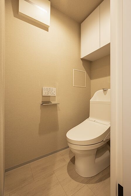 トイレも新規交換。上部の吊り戸にもトイレ用品をきれいに収納できます。