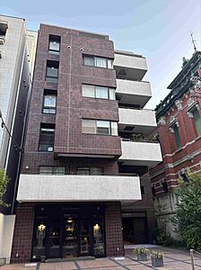 外観：京都文化博物館の赤レンガの外装と調和したファサード。