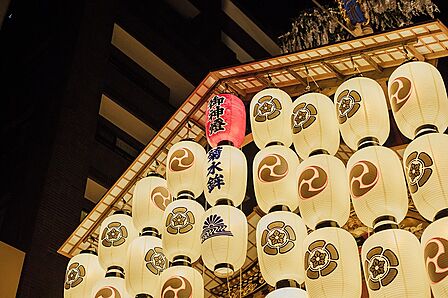 祇園祭の舞台となる鉾町のひとつとして知られる菊水鉾町
