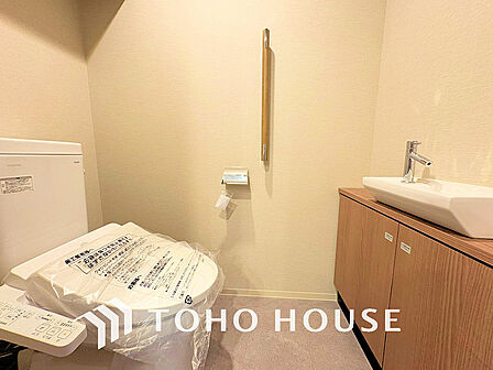 トイレには快適な温水洗浄便座付