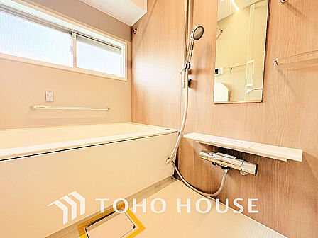 一日の疲れを癒すバスルームは、心地よいリラックスを叶える清潔感溢れる空間
