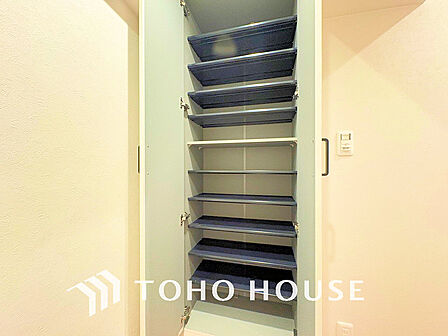 天井まである玄関収納はご家族分の履物も余裕で収納可能