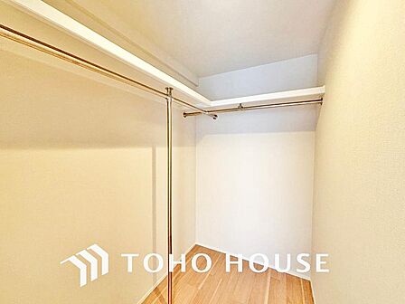 建物内部の収納には拘りました。共有部分に設けた収納。お荷物が多い方にも安心です。