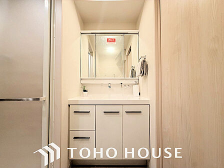 大きな洗面鏡付き、朝の身支度も楽しくなりますね