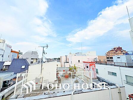 その豊かな眺望にふさわしい空間には、通風・採光にも優れ、心地よい光と風があふれています。