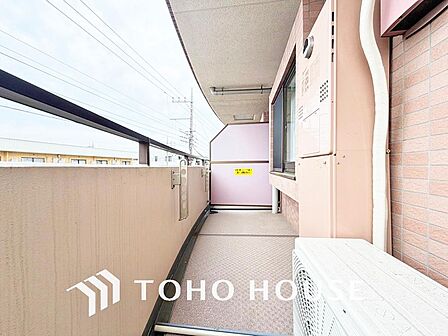 日当たりの良いバルコニーで晴れの日の洗濯物も楽しみになりますね