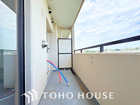 日当たりの良いバルコニーで晴れの日の洗濯物も楽しみになりますね
