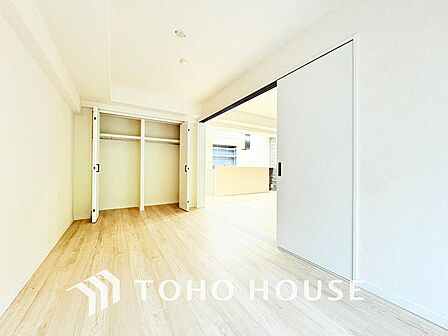 シンプルですっきりとした室内は飽きのこない居心地の良い雰囲気