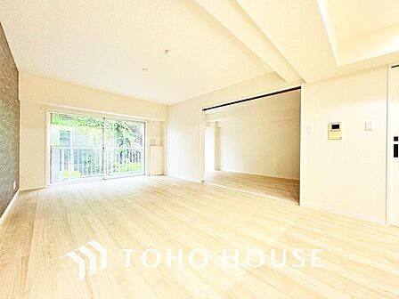 明るいLDKは自然と家族が集まる場所に