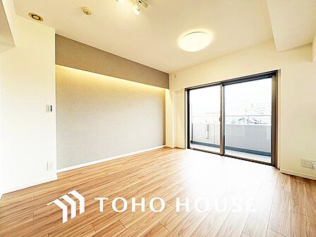 「リビング」あたたかなぬくもりに包まれたリビングダイニング。家族の団欒を育むスペースは通風・日当たり良好で、窓を開けるとすこやかな風が吹き抜けます。