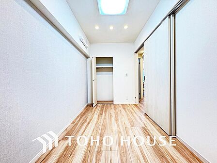 家具の配置のし易い室内です。趣味の部屋としても充分な広さを確保しております。