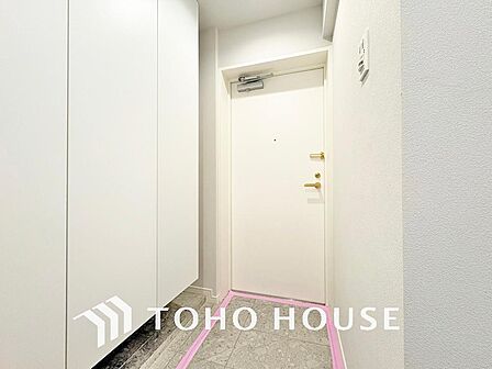 落ち着いた雰囲気の玄関、家族の帰りを暖かく迎えてくれます