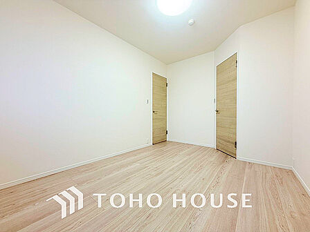 シンプルですっきりとした室内は飽きのこない居心地の良い雰囲気