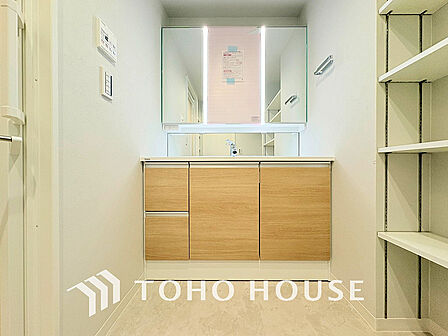 落ち着きのある色合いでまとめられた洗面室