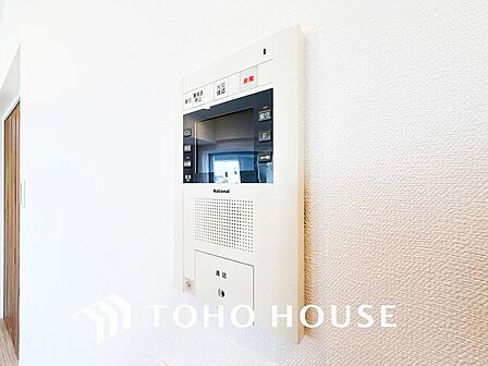 「モニターホン」誰が来てもわかる様にモニター付きインターホンを設置。快適と安らぎを合わせた優しい設計。