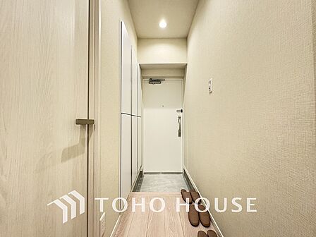 飾り過ぎないシンプルな内装の玄関