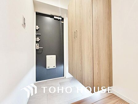 落ち着いた雰囲気の玄関、家族の帰りを暖かく迎えてくれます