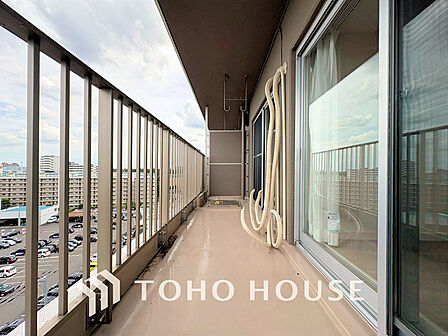 日当たりの良いバルコニーで晴れの日の洗濯物も楽しみになりますね