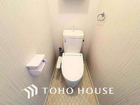 トイレには快適な温水洗浄便座付