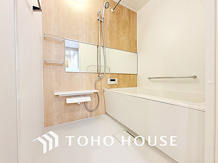 一日の疲れを癒すバスルームは、心地よいリラックスを叶える清潔感溢れる空間