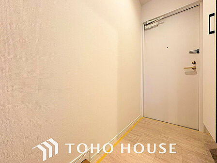 落ち着いた雰囲気の玄関、家族の帰りを暖かく迎えてくれます
